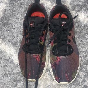 Nike low top sneakers